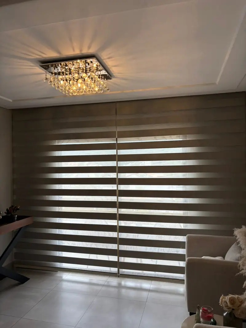 Persiana double vision marrom numa sala com lustre