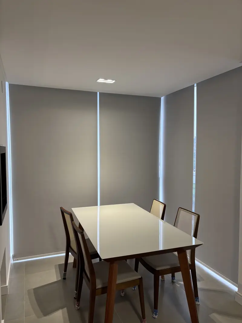 Persiana rolô em canto de sala de jantar