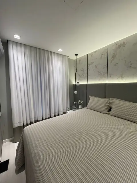 Cortina em trilho embutido na sanca com iluminação