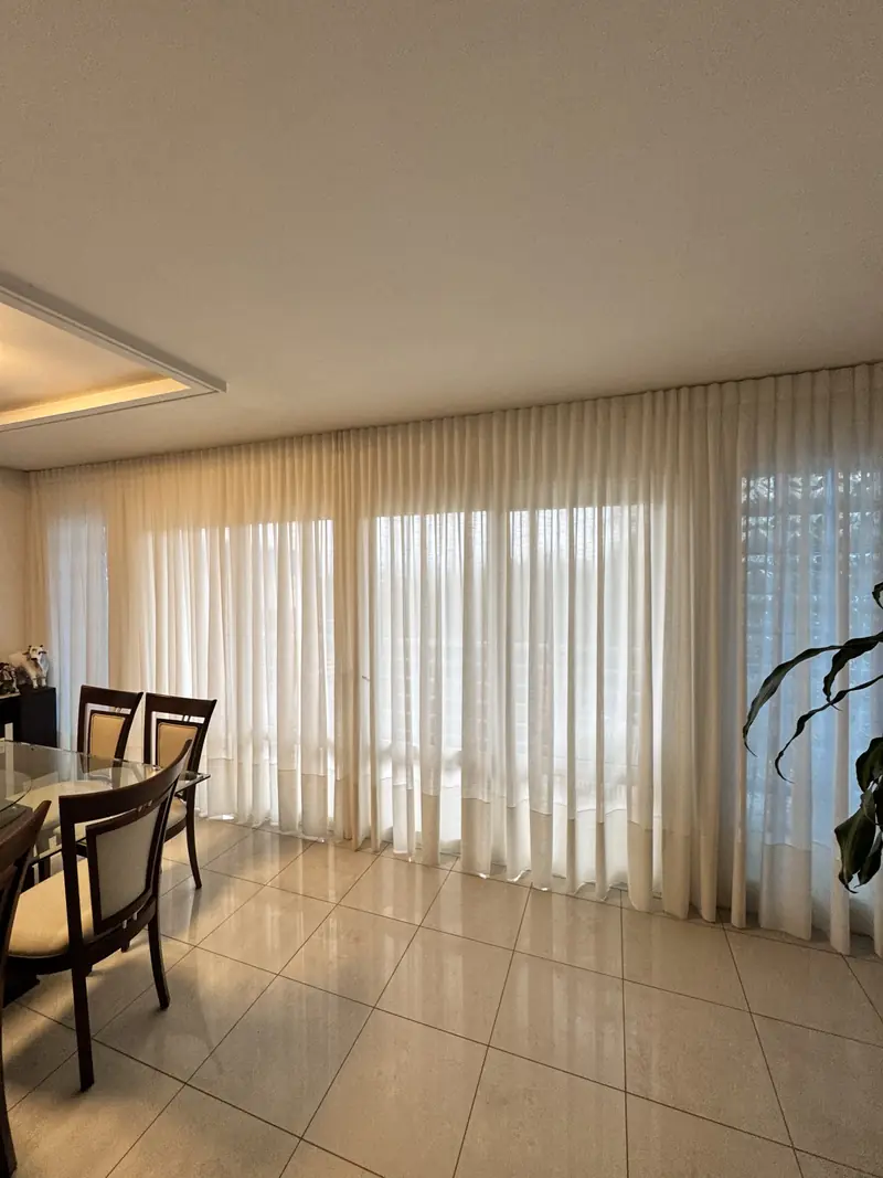 Sala de jantar com cortina wave leve do chão ao teto